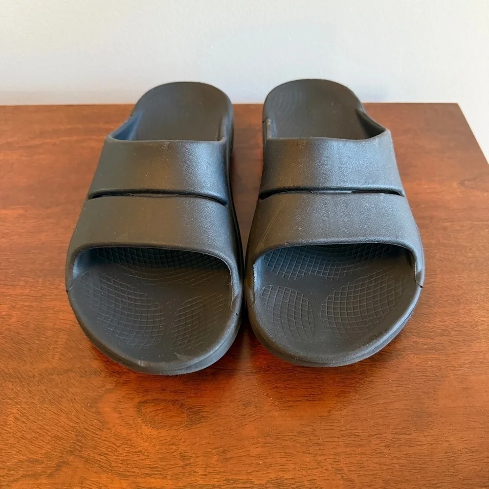 OOFOS Men’s Black Slide Sandals Recovery Shoes Size 8